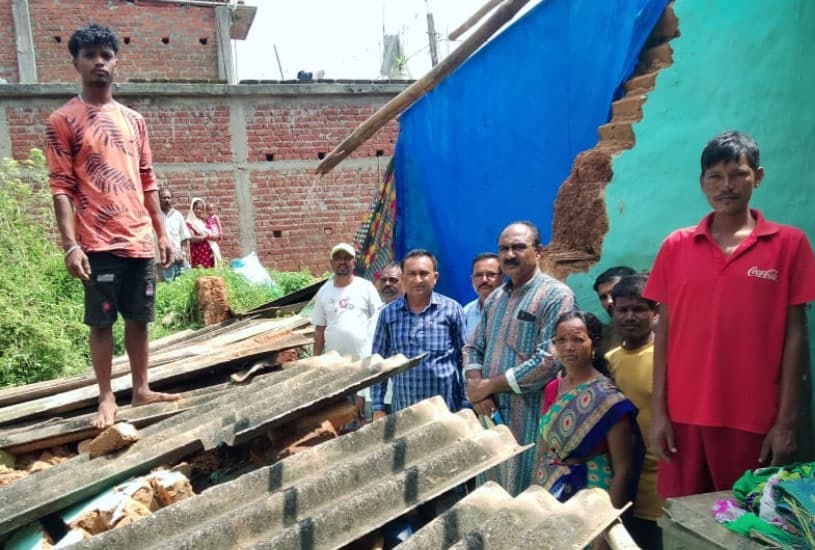 लोहरदगा में बारिश की मार, सैकड़ों घर ध्वस्त, हजारों एकड़ फसल बर्बाद लोहरदगा में बारिश की मार, सैकड़ों घर ध्वस्त, हजारों एकड़ फसल बर्बाद