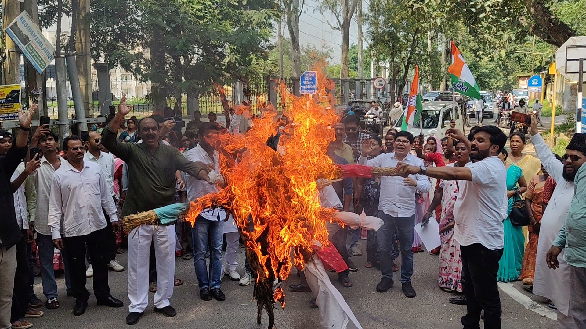 वोट के सवाल पर लोहरदगा में कांग्रेस का प्रदर्शन, मोदी-शाह और ज्ञानेश कुमार के पुतले फूंके वोट के सवाल पर लोहरदगा में कांग्रेस का प्रदर्शन, मोदी-शाह और ज्ञानेश कुमार के पुतले फूंके