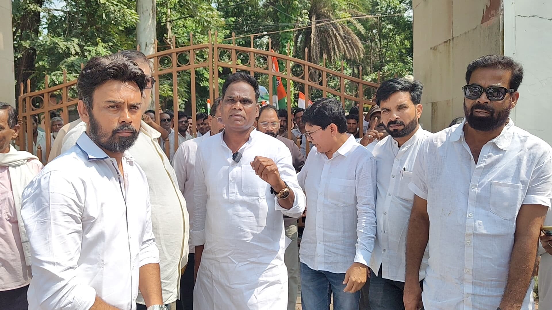 वोट के सवाल पर लोहरदगा में कांग्रेस का प्रदर्शन, मोदी-शाह और ज्ञानेश कुमार के पुतले फूंके वोट के सवाल पर लोहरदगा में कांग्रेस का प्रदर्शन, मोदी-शाह और ज्ञानेश कुमार के पुतले फूंके
