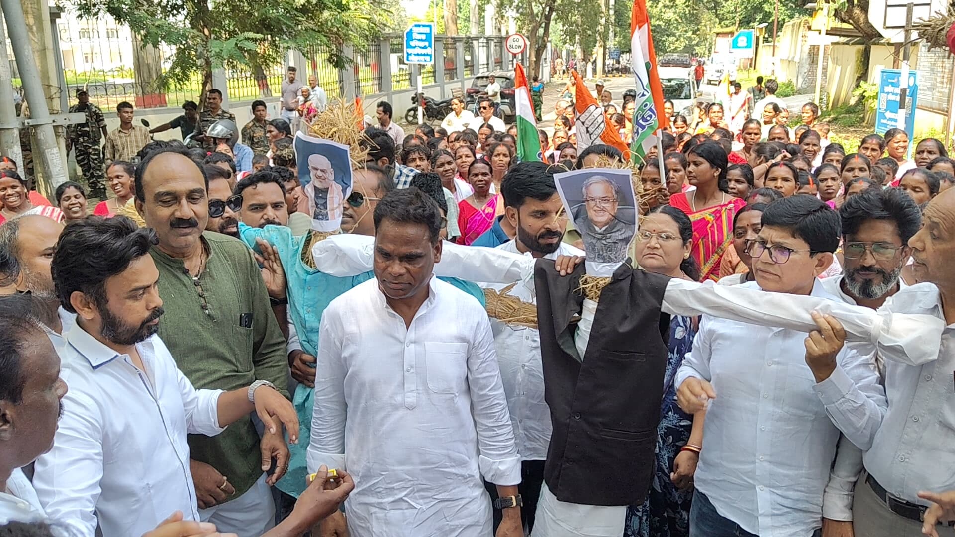 वोट के सवाल पर लोहरदगा में कांग्रेस का प्रदर्शन, मोदी-शाह और ज्ञानेश कुमार के पुतले फूंके वोट के सवाल पर लोहरदगा में कांग्रेस का प्रदर्शन, मोदी-शाह और ज्ञानेश कुमार के पुतले फूंके