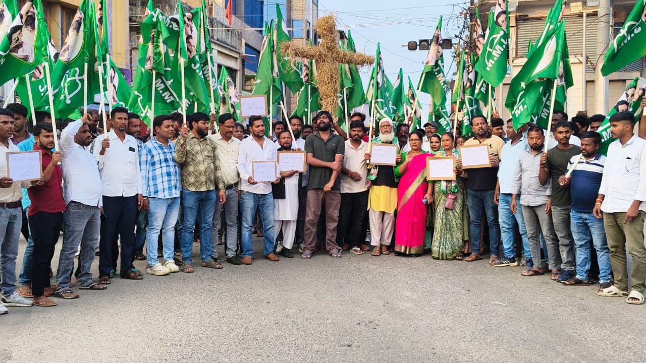 चुनाव आयोग की कार्यप्रणाली के विरोध में झामुमो का प्रदर्शन, मुख्य चुनाव आयुक्त का पुतला फूंका चुनाव आयोग की कार्यप्रणाली के विरोध में झामुमो का प्रदर्शन, मुख्य चुनाव आयुक्त का पुतला फूंका