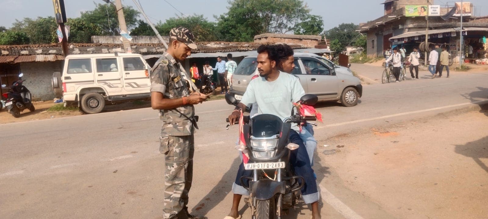 नवडीहा चौक पर परिवहन विभाग की सख्ती, दर्जनों वाहनों के कटे चालान नवडीहा चौक पर परिवहन विभाग की सख्ती, दर्जनों वाहनों के कटे चालान