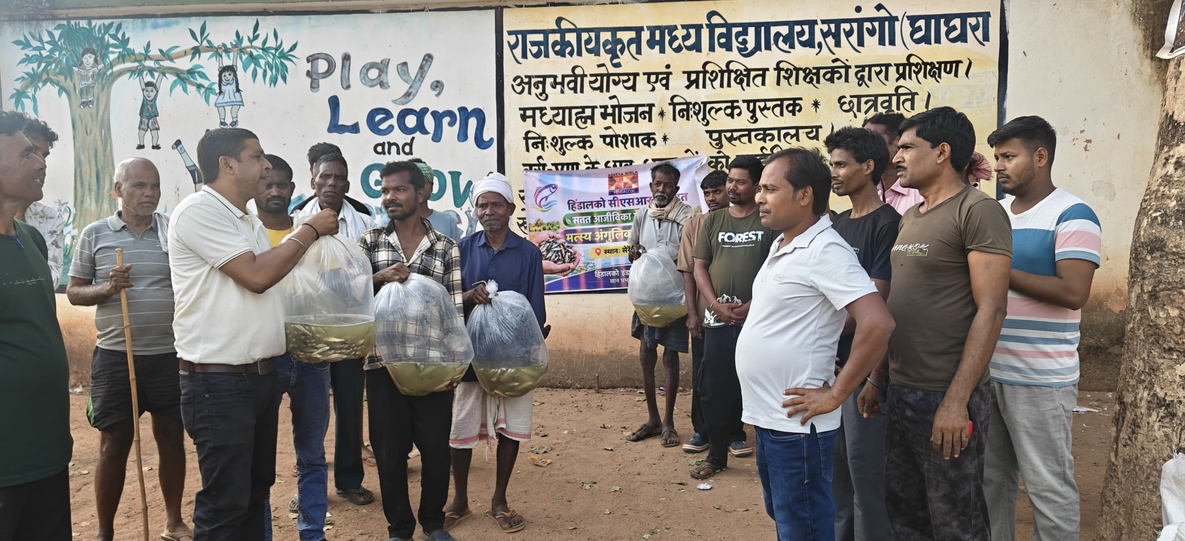 हिण्डाल्को सीएसआर ने 18 तालाबों में बांटे मत्स्य अंगुलिकाएं हिण्डाल्को सीएसआर ने 18 तालाबों में बांटे मत्स्य अंगुलिकाएं
