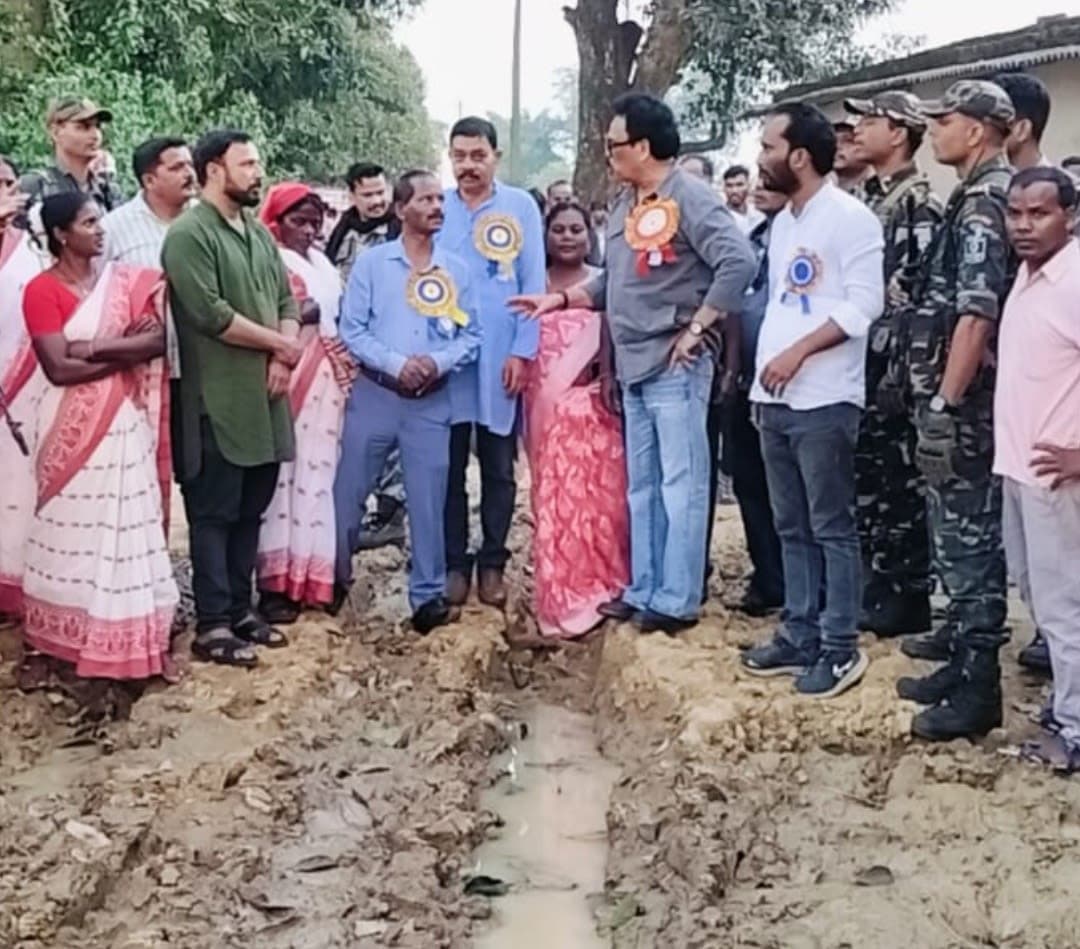 चटकपुर में मैच छोड़ जर्जर सड़क देखने पहुंचे सांसद सुखदेव भगत चटकपुर में मैच छोड़ जर्जर सड़क देखने पहुंचे सांसद सुखदेव भगत