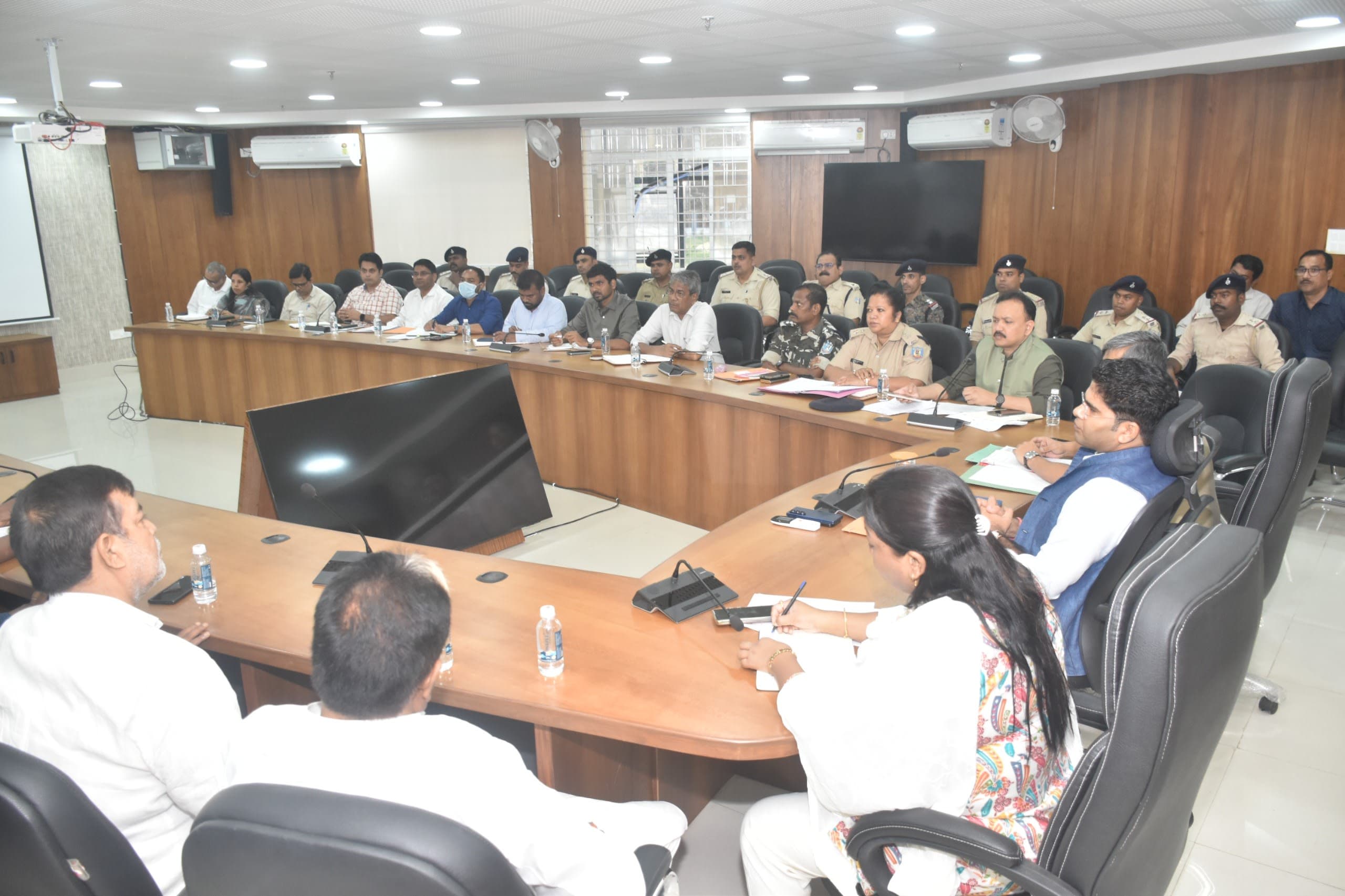 दुर्गा पूजा को लेकर प्रशासन अलर्ट, पंडालों में सुरक्षा व्यवस्था पुख्ता करने के निर्देश दुर्गा पूजा को लेकर प्रशासन अलर्ट, पंडालों में सुरक्षा व्यवस्था पुख्ता करने के निर्देश