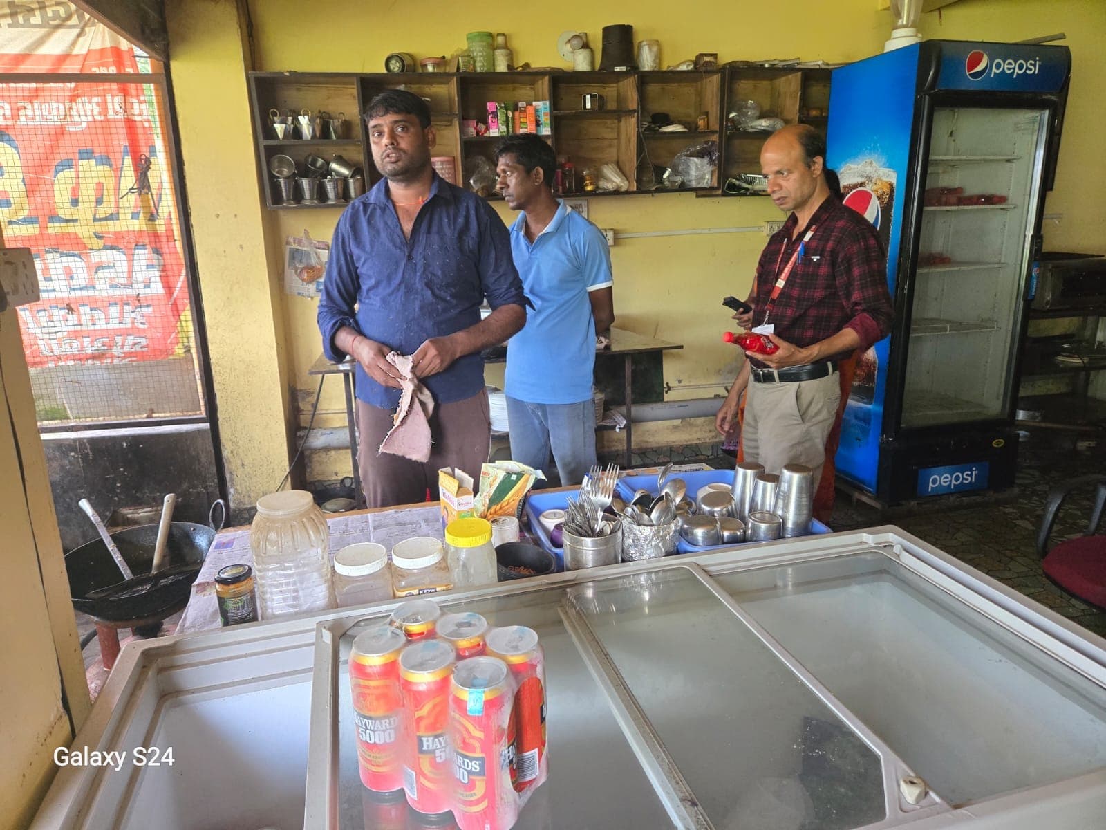 खाद्य दुकानों में चला जांच अभियान, नमकीन के नमूने संग्रहित खाद्य दुकानों में चला जांच अभियान, नमकीन के नमूने संग्रहित