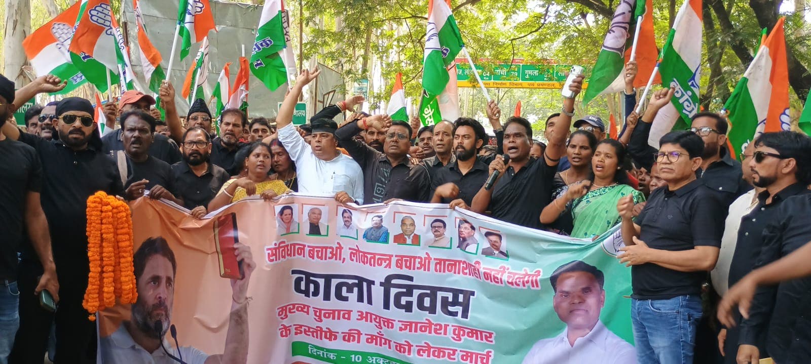 लोहरदगा में कांग्रेस का काला दिवस, वोट की कथित चोरी के खिलाफ निकाला विरोध मार्च लोहरदगा में कांग्रेस का काला दिवस, वोट की कथित चोरी के खिलाफ निकाला विरोध मार्च