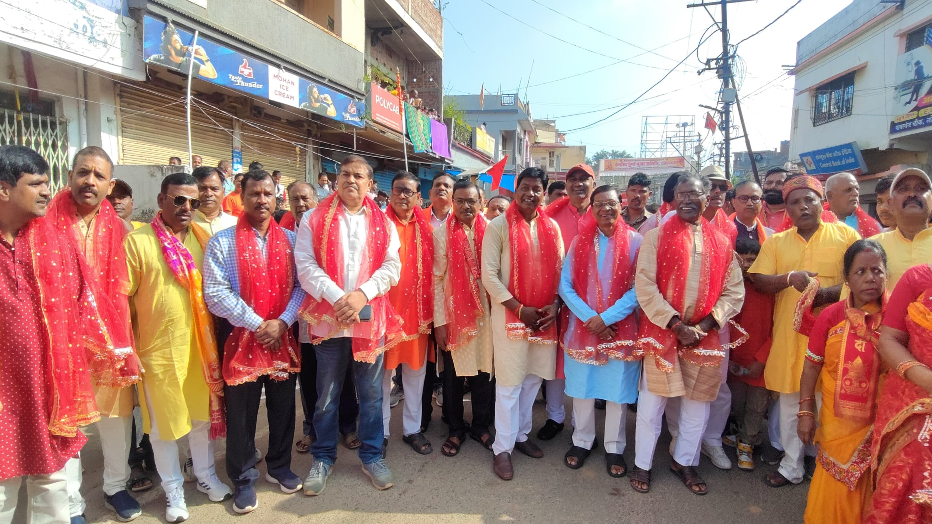 लोहरदगा में भव्य कलश यात्रा के साथ शारदीय नवरात्र का आगाज, पनेरी बैंड की धुन पर झूमे श्रद्धालु लोहरदगा में भव्य कलश यात्रा के साथ शारदीय नवरात्र का आगाज, पनेरी बैंड की धुन पर झूमे श्रद्धालु