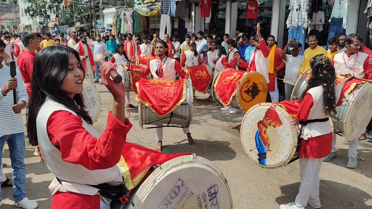 लोहरदगा में भव्य कलश यात्रा के साथ शारदीय नवरात्र का आगाज, पनेरी बैंड की धुन पर झूमे श्रद्धालु लोहरदगा में भव्य कलश यात्रा के साथ शारदीय नवरात्र का आगाज, पनेरी बैंड की धुन पर झूमे श्रद्धालु
