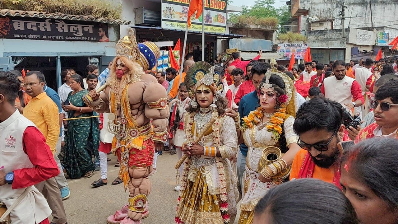 लोहरदगा में भव्य कलश यात्रा के साथ शारदीय नवरात्र का आगाज, पनेरी बैंड की धुन पर झूमे श्रद्धालु लोहरदगा में भव्य कलश यात्रा के साथ शारदीय नवरात्र का आगाज, पनेरी बैंड की धुन पर झूमे श्रद्धालु