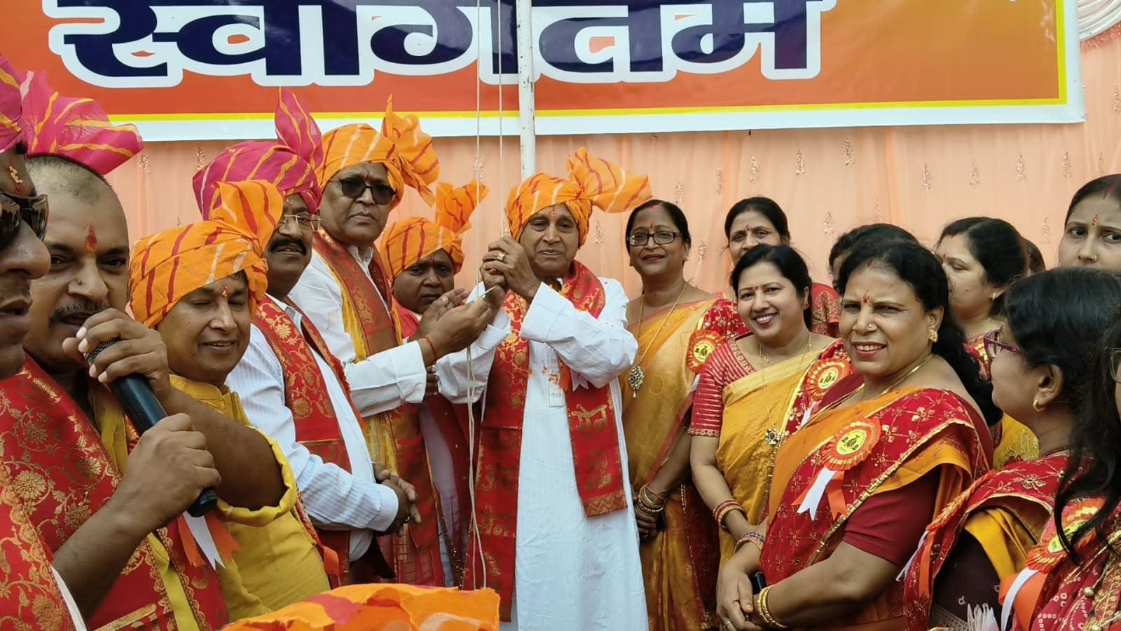 लोहरदगा में जय अग्रसेन के नारों से गूंजा शहर, भव्य शोभायात्रा में उमड़ा अग्र समाज लोहरदगा में जय अग्रसेन के नारों से गूंजा शहर, भव्य शोभायात्रा में उमड़ा अग्र समाज
