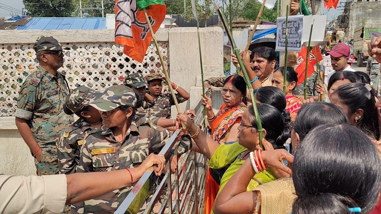 लोहरदगा में कांग्रेस कार्यालय के बाहर भाजपा का प्रदर्शन, राहुल-प्रियंका के खिलाफ नारेबाजी लोहरदगा में कांग्रेस कार्यालय के बाहर भाजपा का प्रदर्शन, राहुल-प्रियंका के खिलाफ नारेबाजी