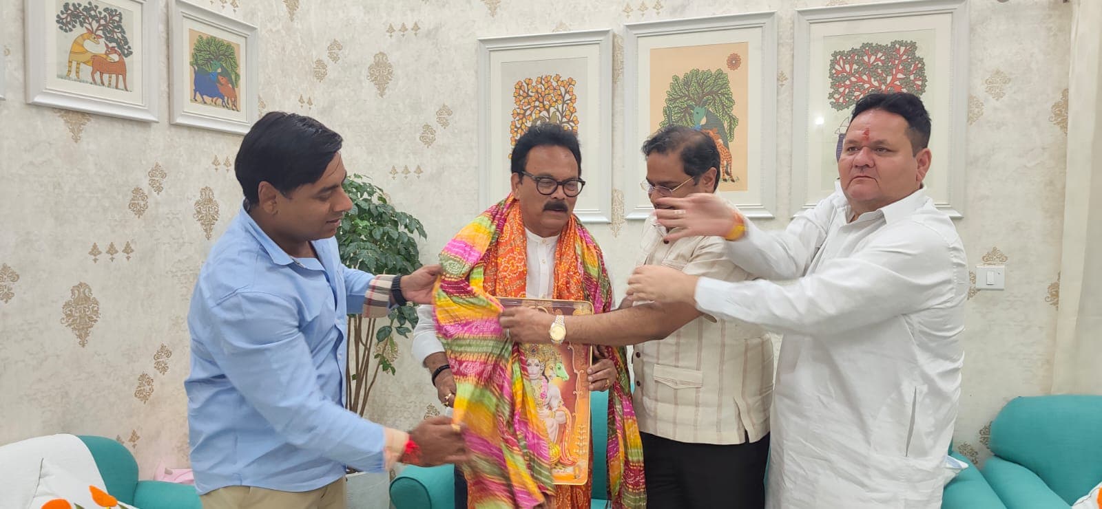 लाल किला रामलीला के लिए सांसद सुखदेव भगत को आमंत्रण, शॉल ओढ़ाकर किया सम्मानित लाल किला रामलीला के लिए सांसद सुखदेव भगत को आमंत्रण, शॉल ओढ़ाकर किया सम्मानित