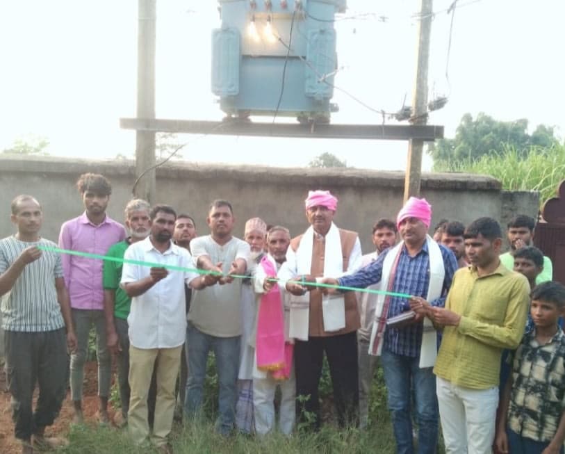 उदरंगी में 100 केवीए का नया ट्रांसफार्मर लगा, गांव में लौटी बिजली उदरंगी में 100 केवीए का नया ट्रांसफार्मर लगा, गांव में लौटी बिजली