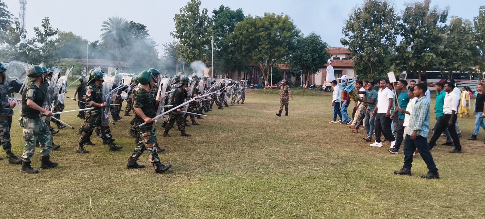 लोहरदगा में उपद्रव से निपटने का पुलिस ने किया पूर्वाभ्यास, आंसू गैस से लेकर लाठीचार्ज तक की तैयारी लोहरदगा में उपद्रव से निपटने का पुलिस ने किया पूर्वाभ्यास, आंसू गैस से लेकर लाठीचार्ज तक की तैयारी