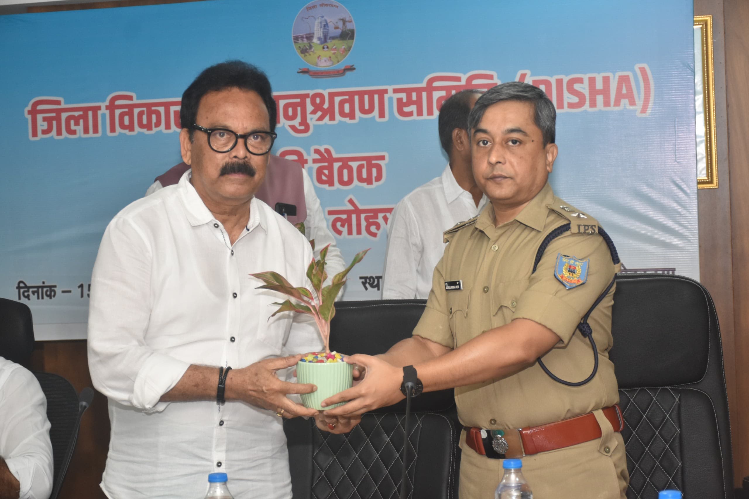 विकास योजनाओं की सुस्ती पर सांसद सख्त, लंबित काम निपटाने का निर्देश विकास योजनाओं की सुस्ती पर सांसद सख्त, लंबित काम निपटाने का निर्देश