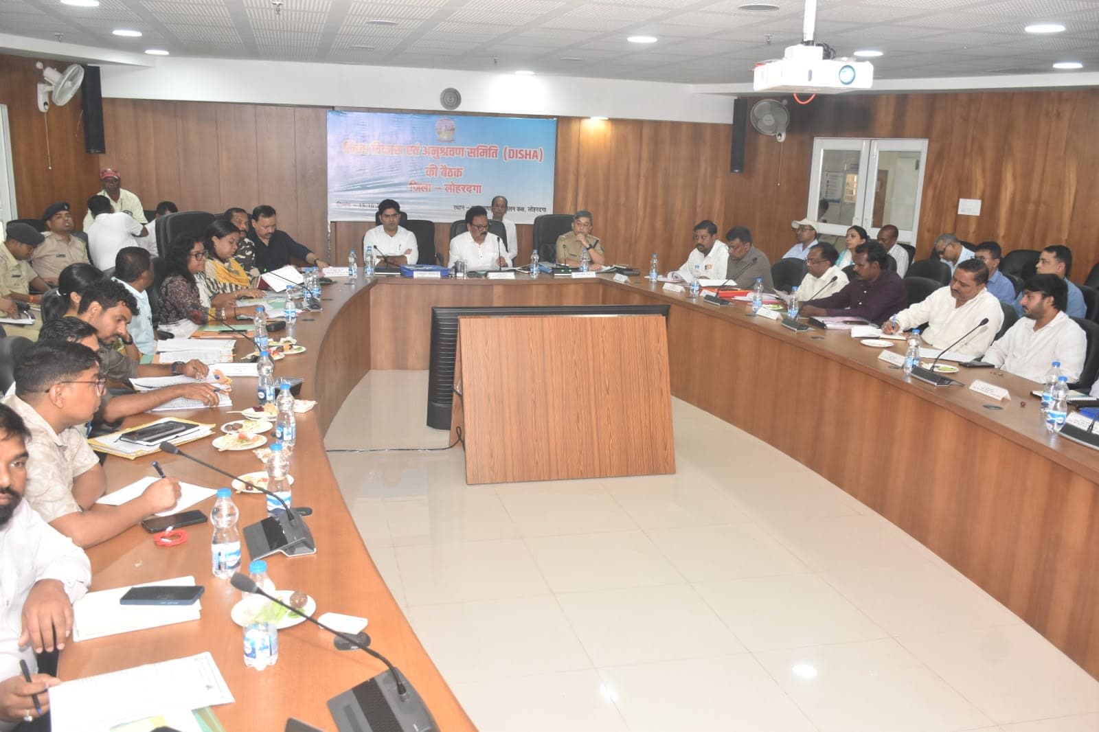 विकास योजनाओं की सुस्ती पर सांसद सख्त, लंबित काम निपटाने का निर्देश विकास योजनाओं की सुस्ती पर सांसद सख्त, लंबित काम निपटाने का निर्देश