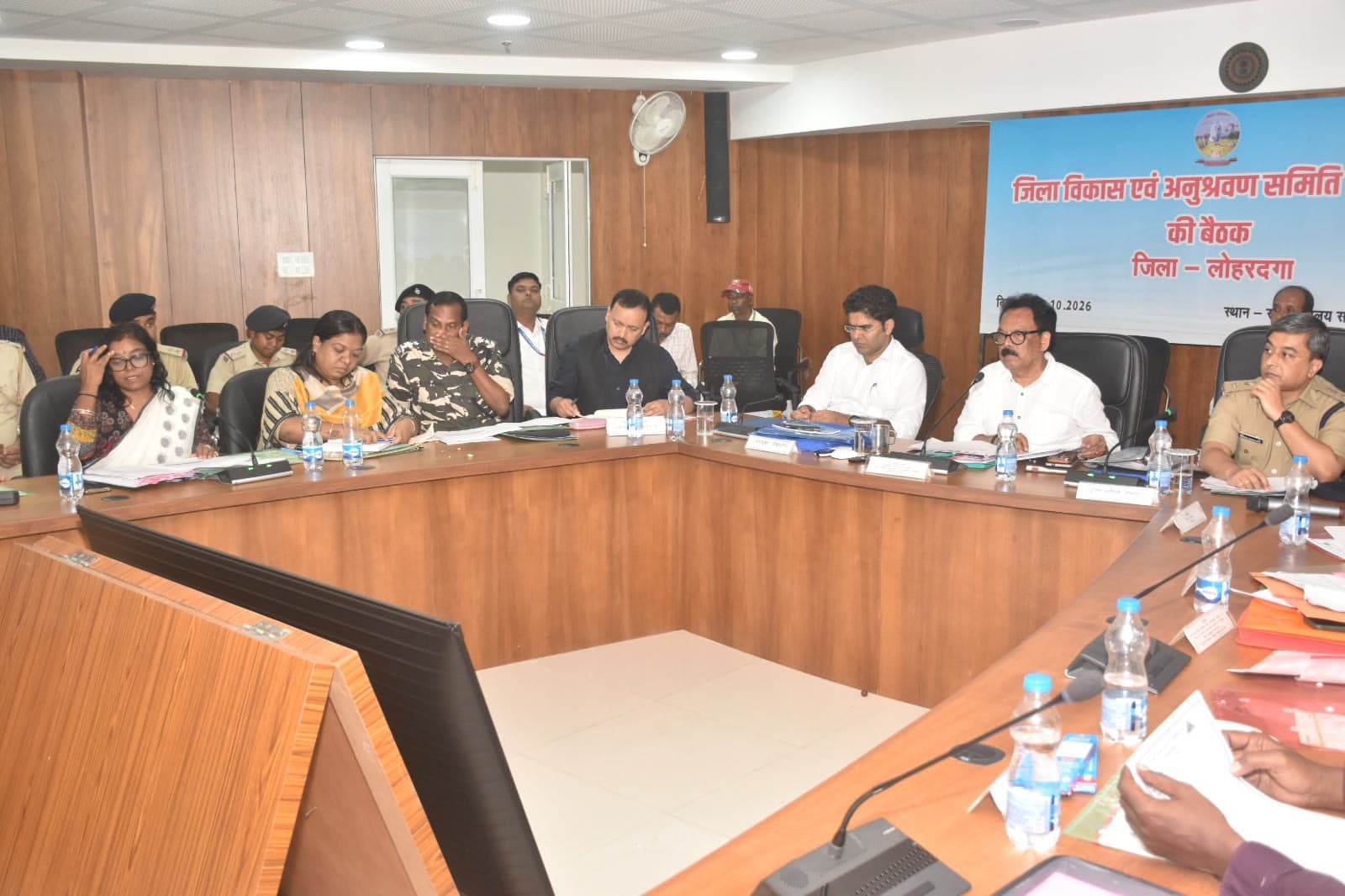 लोहरदगा में सड़क सुरक्षा को लेकर सख्ती, गड्ढों की मरम्मत से लेकर भारी वाहनों पर निगरानी के निर्देश लोहरदगा में सड़क सुरक्षा को लेकर सख्ती, गड्ढों की मरम्मत से लेकर भारी वाहनों पर निगरानी के निर्देश