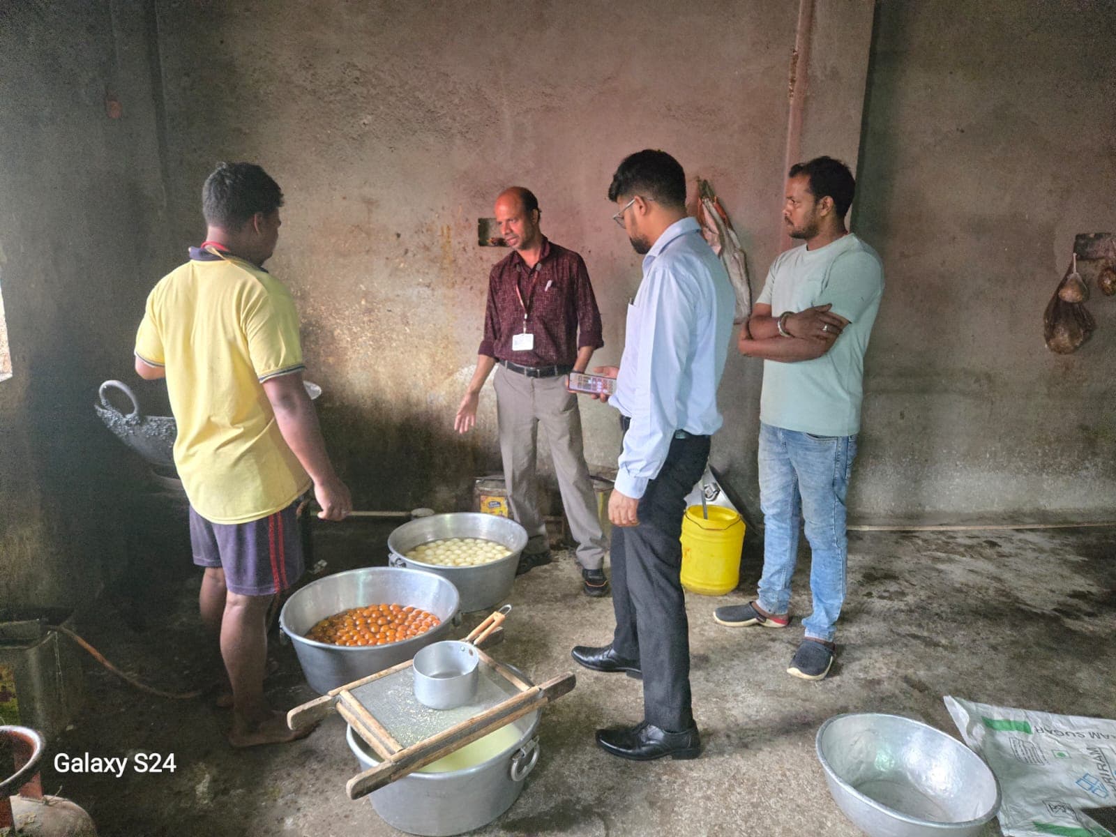 लोहरदगा में मिठाई दुकानों पर छापेमारी, लड्डू-पेड़ा समेत कई मिठाइयों के नमूने जांच के लिए भेजे गए लोहरदगा में मिठाई दुकानों पर छापेमारी, लड्डू-पेड़ा समेत कई मिठाइयों के नमूने जांच के लिए भेजे गए