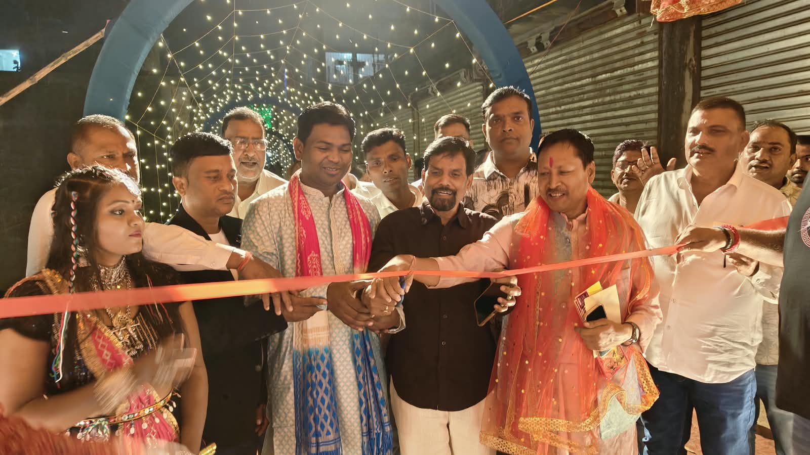 महादेव टोली दुर्गा मंदिर में डांडिया महोत्सव की धूम, सैकड़ों श्रद्धालुओं ने मां दुर्गा की आराधना के साथ किया गरबा महादेव टोली दुर्गा मंदिर में डांडिया महोत्सव की धूम, सैकड़ों श्रद्धालुओं ने मां दुर्गा की आराधना के साथ किया गरबा