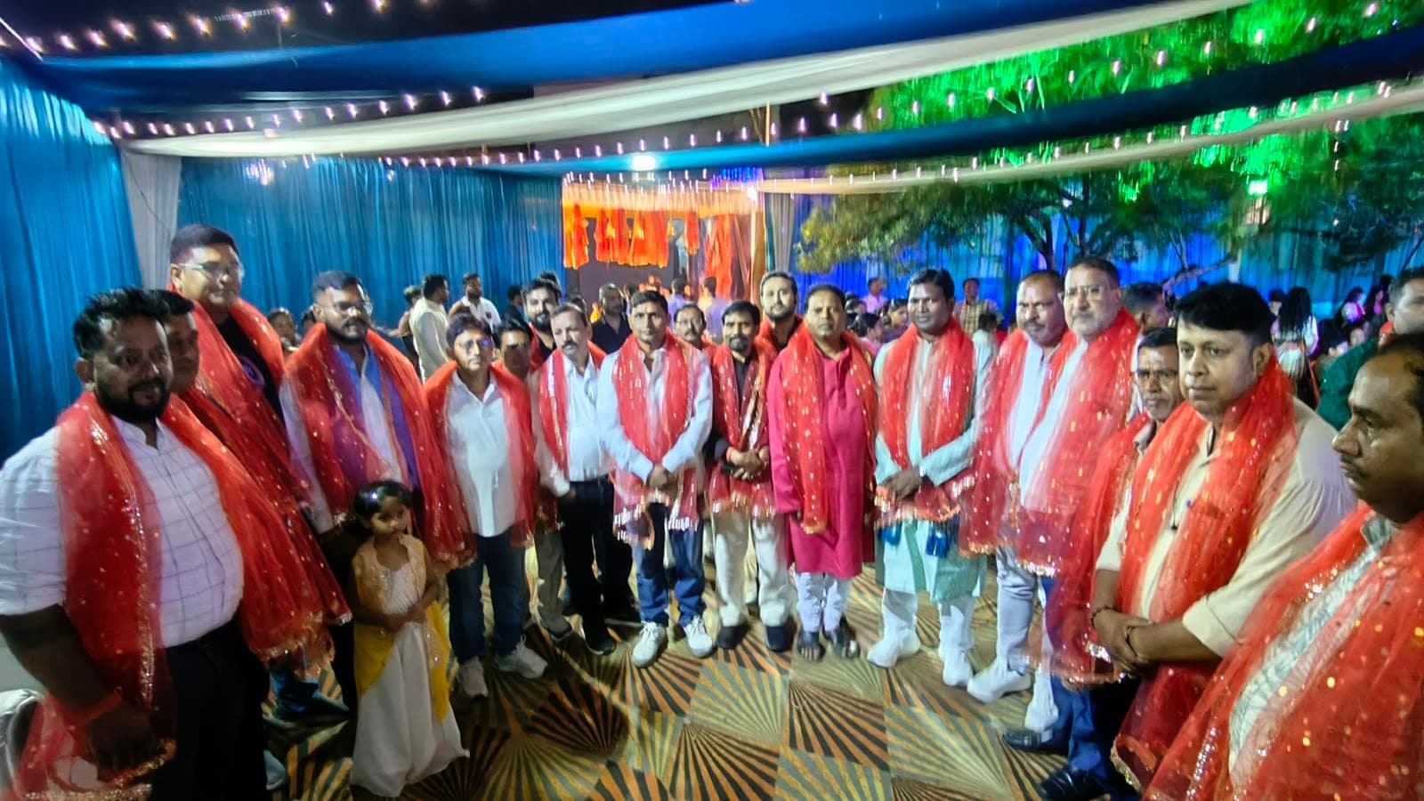 महादेव टोली दुर्गा मंदिर में डांडिया महोत्सव की धूम, सैकड़ों श्रद्धालुओं ने मां दुर्गा की आराधना के साथ किया गरबा महादेव टोली दुर्गा मंदिर में डांडिया महोत्सव की धूम, सैकड़ों श्रद्धालुओं ने मां दुर्गा की आराधना के साथ किया गरबा