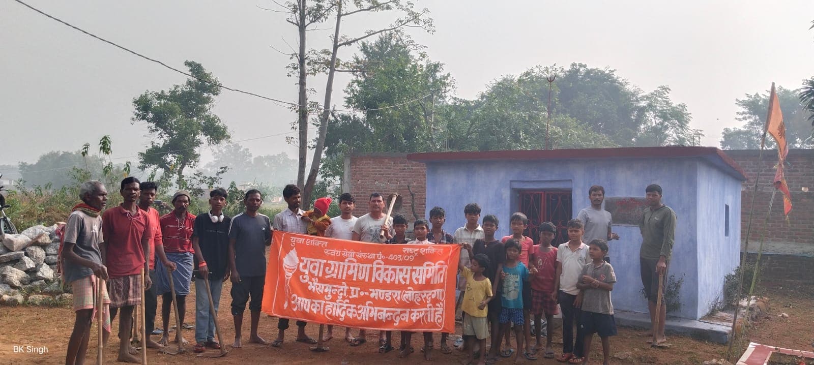 श्रमदान से निखरा भैसमुंदो का देवी मंडप, दुर्गा पूजा की तैयारियों में जुटे ग्रामीण श्रमदान से निखरा भैसमुंदो का देवी मंडप, दुर्गा पूजा की तैयारियों में जुटे ग्रामीण