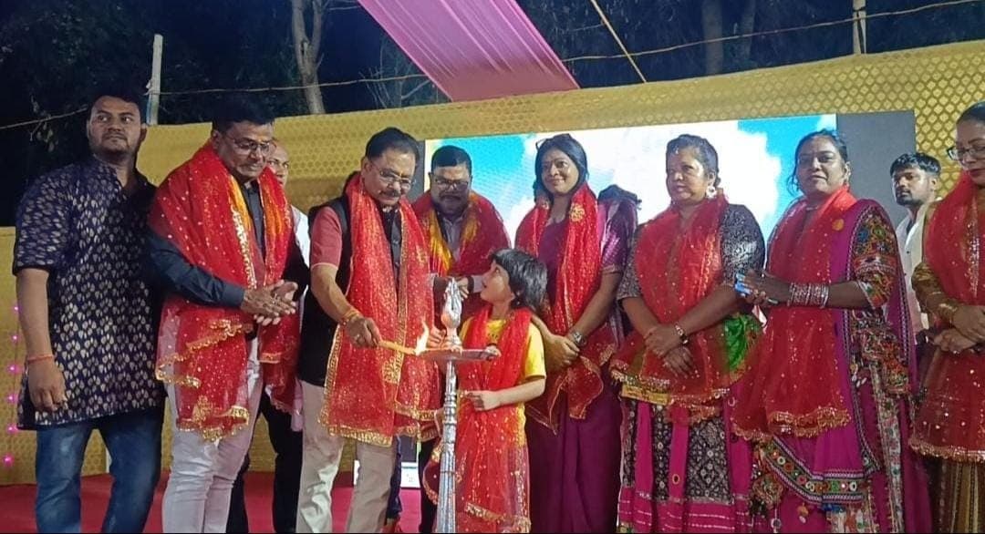 डांडिया की थाप पर थिरका लोहरदगा, भक्ति और नारी शक्ति के रंग में रंगा जिला परिषद परिसर डांडिया की थाप पर थिरका लोहरदगा, भक्ति और नारी शक्ति के रंग में रंगा जिला परिषद परिसर