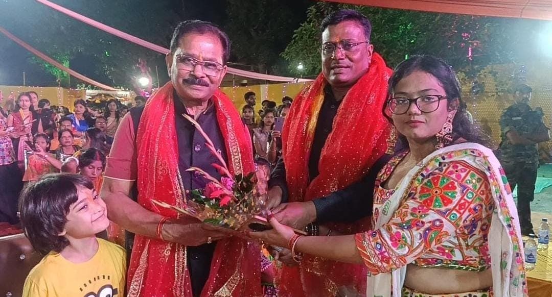 डांडिया की थाप पर थिरका लोहरदगा, भक्ति और नारी शक्ति के रंग में रंगा जिला परिषद परिसर डांडिया की थाप पर थिरका लोहरदगा, भक्ति और नारी शक्ति के रंग में रंगा जिला परिषद परिसर