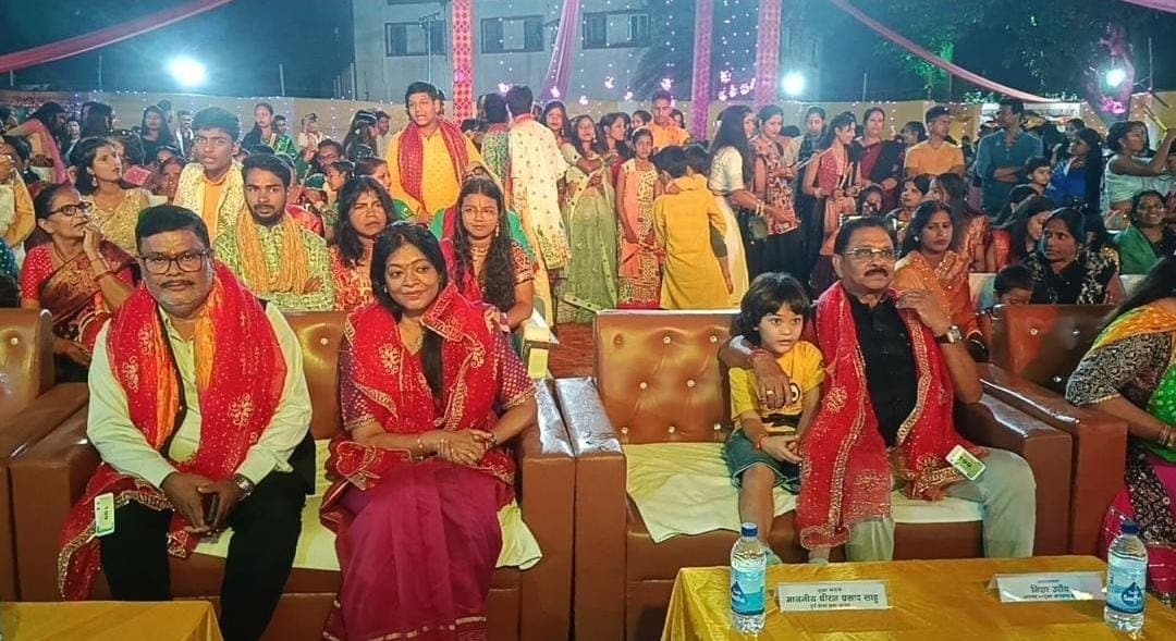 डांडिया की थाप पर थिरका लोहरदगा, भक्ति और नारी शक्ति के रंग में रंगा जिला परिषद परिसर डांडिया की थाप पर थिरका लोहरदगा, भक्ति और नारी शक्ति के रंग में रंगा जिला परिषद परिसर
