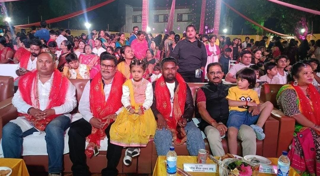डांडिया की थाप पर थिरका लोहरदगा, भक्ति और नारी शक्ति के रंग में रंगा जिला परिषद परिसर डांडिया की थाप पर थिरका लोहरदगा, भक्ति और नारी शक्ति के रंग में रंगा जिला परिषद परिसर