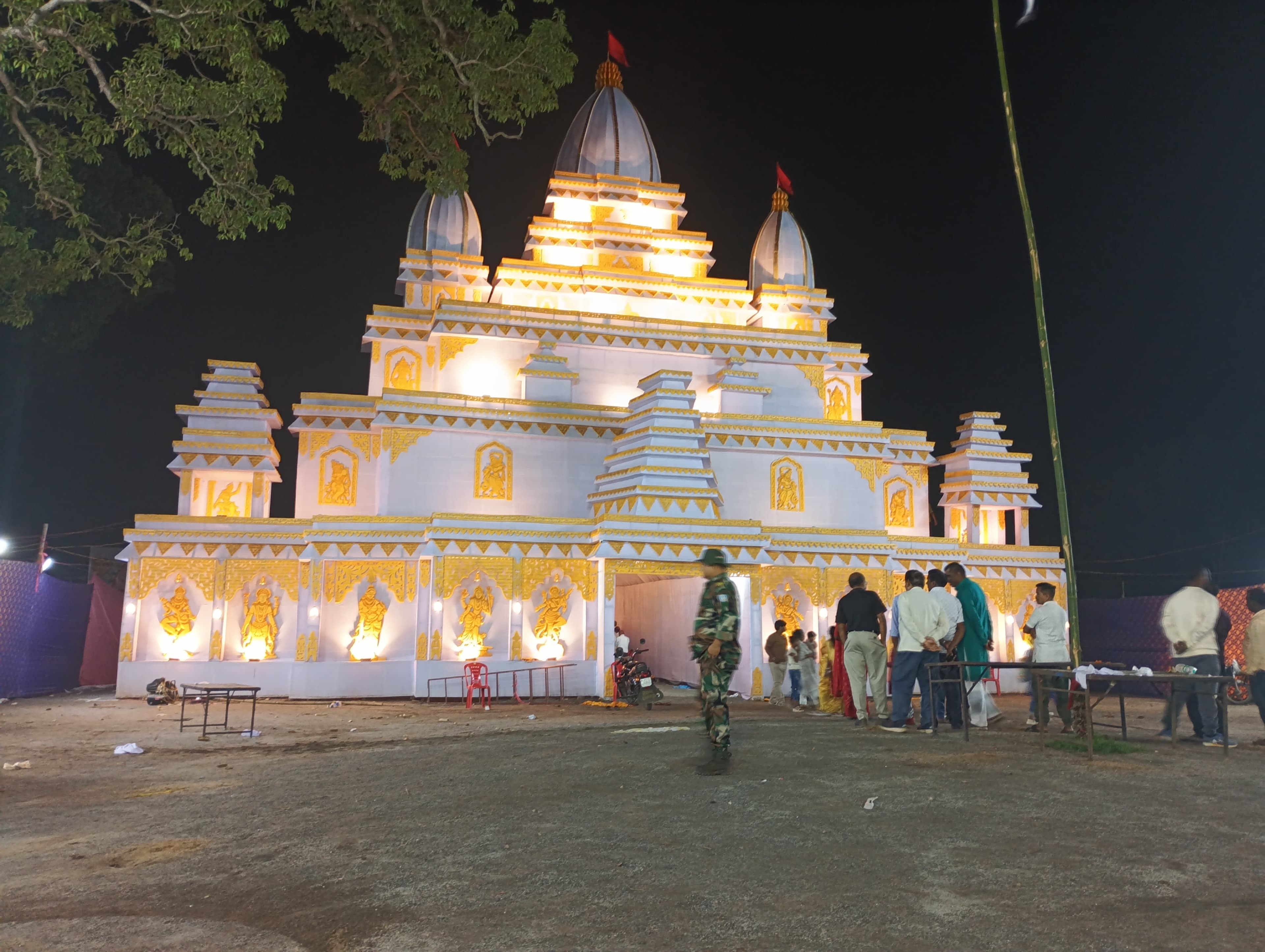 लोहरदगा में महाष्टमी की धूम, मां महागौरी के दर्शन को उमड़े श्रद्धालु लोहरदगा में महाष्टमी की धूम, मां महागौरी के दर्शन को उमड़े श्रद्धालु
