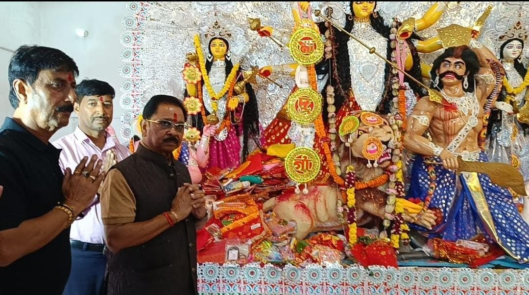 दुर्गाबाड़ी मंदिर में धीरज प्रसाद साहू ने मां दुर्गा के दरबार में टेका माथा दुर्गाबाड़ी मंदिर में धीरज प्रसाद साहू ने मां दुर्गा के दरबार में टेका माथा