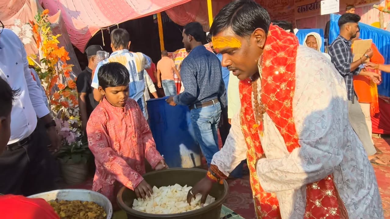 बरही पूजा पंडाल में लखन प्रसाद ने किया नव कन्या पूजन, भंडारे में श्रद्धालुओं को कराया प्रसाद ग्रहण बरही पूजा पंडाल में लखन प्रसाद ने किया नव कन्या पूजन, भंडारे में श्रद्धालुओं को कराया प्रसाद ग्रहण