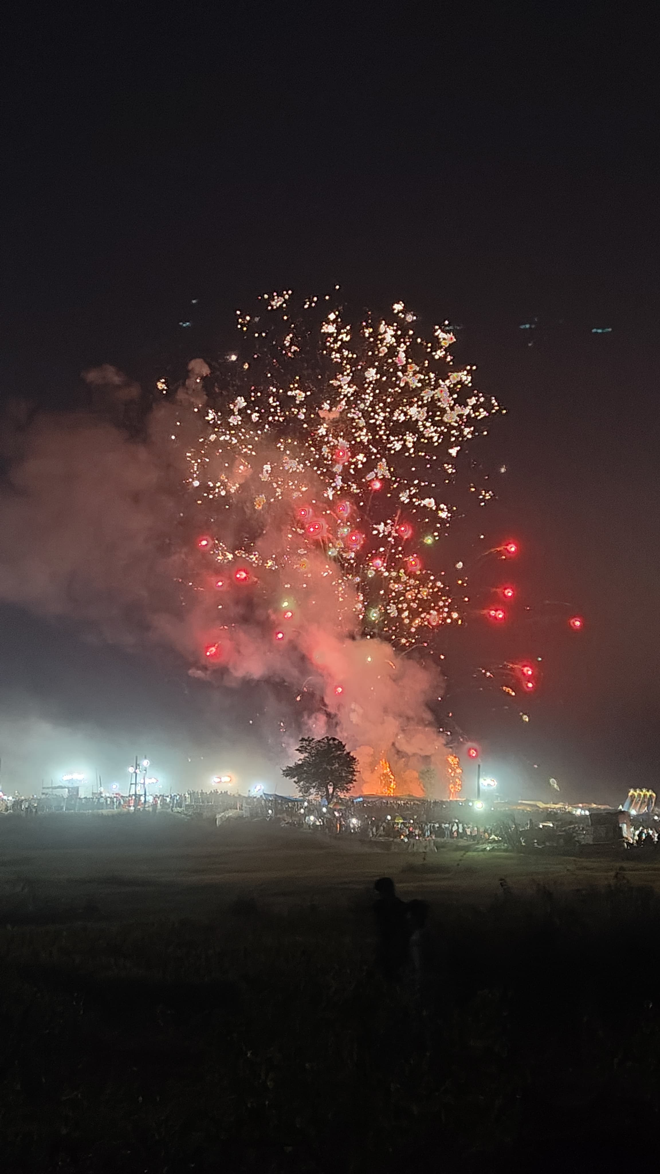 बक्सिडीपा में गूंजा जय श्रीराम का जयघोष, धू-धू कर जले रावण, कुंभकर्ण और मेघनाथ के पुतले बक्सिडीपा में गूंजा जय श्रीराम का जयघोष, धू-धू कर जले रावण, कुंभकर्ण और मेघनाथ के पुतले