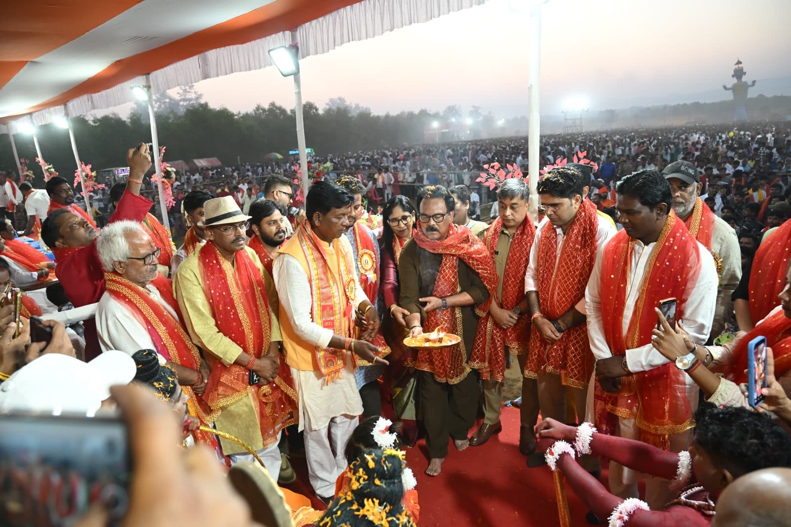 लोहरदगा में आस्था का महासंगम, रावण दहन के साथ गूंजा जय श्रीराम का जयघोष लोहरदगा में आस्था का महासंगम, रावण दहन के साथ गूंजा जय श्रीराम का जयघोष