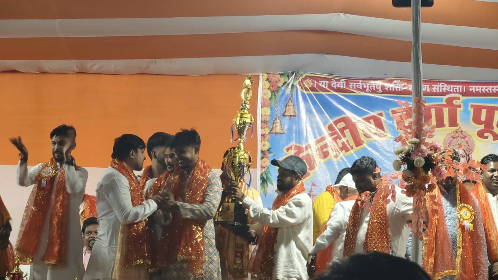 लोहरदगा में आस्था का महासंगम, रावण दहन के साथ गूंजा जय श्रीराम का जयघोष लोहरदगा में आस्था का महासंगम, रावण दहन के साथ गूंजा जय श्रीराम का जयघोष