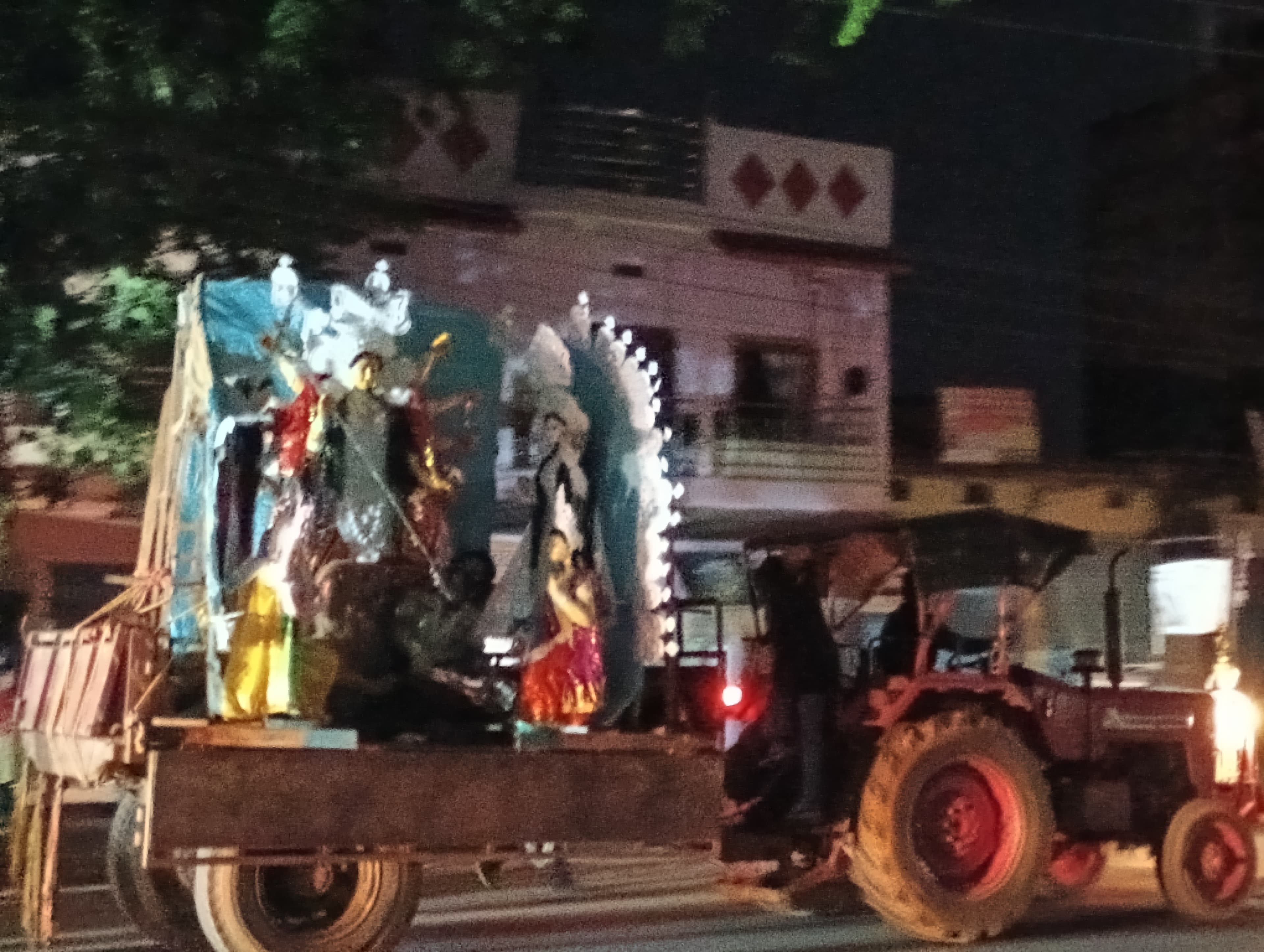 लोहरदगा में मां दुर्गा की विदाई पर उमड़ा आस्था का सैलाब, विसर्जन शोभायात्रा में जमकर थिरके श्रद्धालु लोहरदगा में मां दुर्गा की विदाई पर उमड़ा आस्था का सैलाब, विसर्जन शोभायात्रा में जमकर थिरके श्रद्धालु